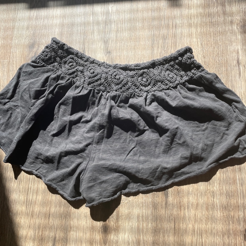Aerie shell shorts, size M. super cute, worn once!